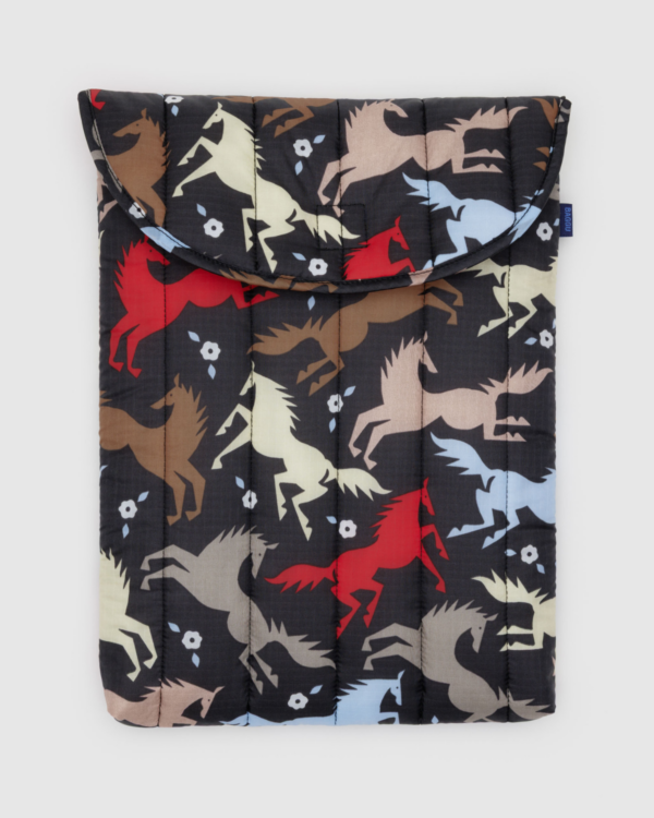 כיסוי ללפטופ 16" Puffy Horse Cut-Outs