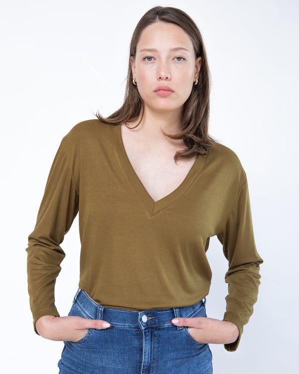 חולצת אלי V ירוק זית